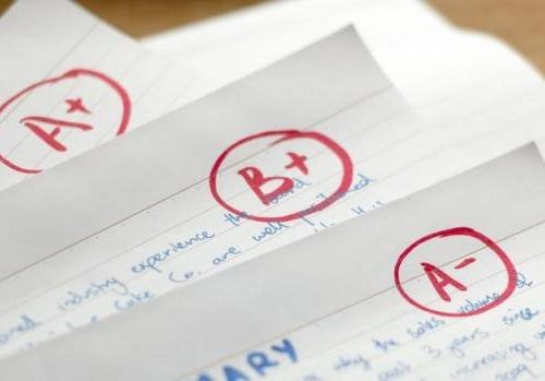 Voti scolastici: numeri, lettere, colori…qual è la scelta migliore?